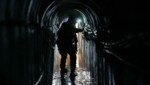 Ein israelischer Soldat in dem Tunnel unter der UNRWA-Zentrale - Reporter durften unter Aufsicht des Militärs den unterirdischen Gang inspizieren. (Bild: Associated Press)