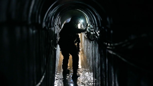 UNRWA merkezinin altındaki tünelde bir İsrail askeri - gazetecilerin askeri gözetim altında yeraltı geçidini incelemesine izin verildi. (Bild: Associated Press)