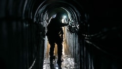 Ein israelischer Soldat in dem Tunnel unter der UNRWA-Zentrale - Reporter durften unter Aufsicht des Militärs den unterirdischen Gang inspizieren. (Bild: Associated Press)