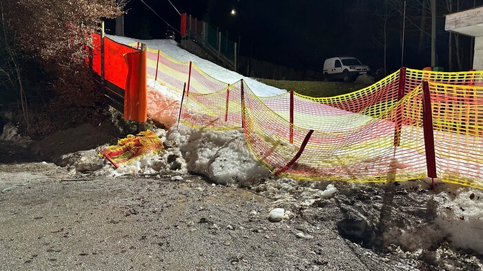 An dieser Stelle rutschten die drei Wintersportler unter dem Zaun durch.