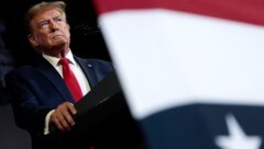 Donald Trump erzählte auf der Wahlkampfveranstaltung in South Carolina, wie er die NATO-Staaten dazu gebracht haben will, mehr Geld in die Verteidigungsbudgets zu stecken. (Bild: APA/Getty Images via AFP/GETTY IMAGES/WIN MCNAMEE)