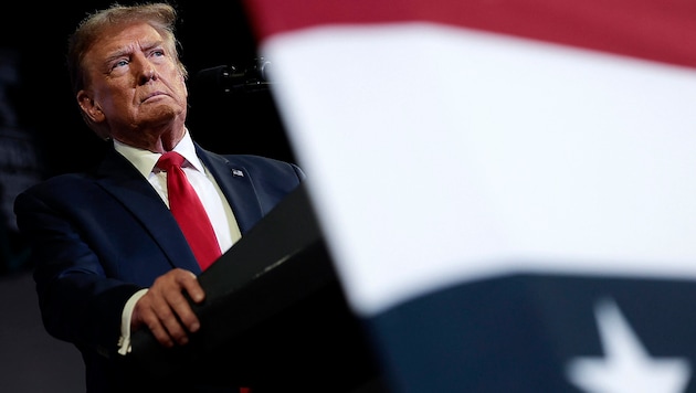 At the election rally in South Carolina, Donald Trump explained how he wants to get NATO countries to put more money into their defense budgets. (Bild: APA/Getty Images via AFP/GETTY IMAGES/WIN MCNAMEE)