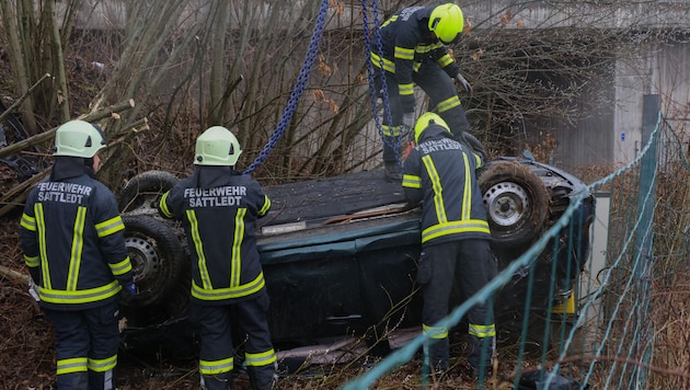The Honda came to rest on its roof next to the highway - police officers got the driver out and firefighters recovered the wreckage (Bild: laumat.at)