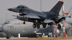 Ein F-16-Kampfjet der US-Luftwaffe bei der Landung auf dem italienischen Stützpunkt Aviano (Bild: AFP)