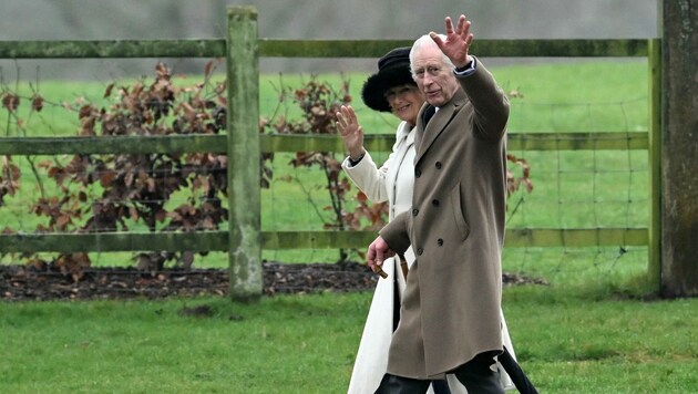 King Charles III with his wife Camilla on Sunday after a visit to St. Mary Magdalene Church in Sandringham (Bild: AFP )