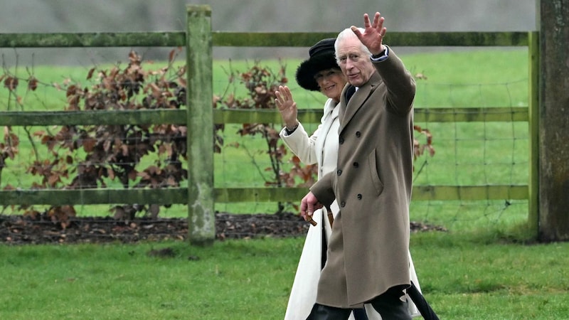 König Charles III. mit seiner Gattin Camilla am Sonntag nach einem Besuch in der St. Mary Magdalene Church in Sandringham. (Bild: AFP )