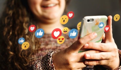Die gezielte Manipulation junger Menschen über das Internet und Hassrede bedeuteten massive ...