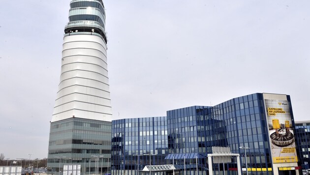 Der Flughafen Wien mit dem Tower ist die Drehscheibe für viele Berufe. Fast 500 Burgenländer haben dort ihren Arbeitsplatz. (Bild: HERBERT PFARRHOFER)