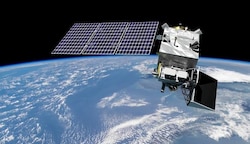 Die hochempfindlichen  Messgeräte des Satelliten werden im All mit Schutzisolierung aus dem ...
