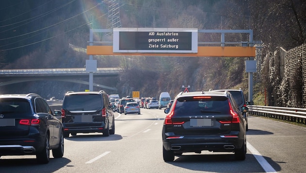 Stau auf der Autobahn – und bald kein Stau mehr auf den Ausweichrouten? (Bild: Scharinger Daniel, Krone KREATIV)