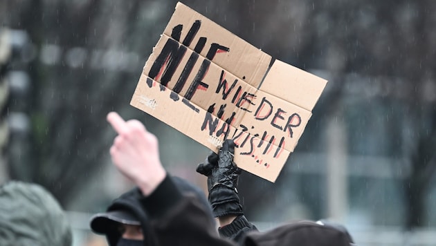 Protidemonstranti jdou po okraji pochodu pravicových extremistů před hlavním nádražím. (Bild: APA/dpa/Robert Michael)