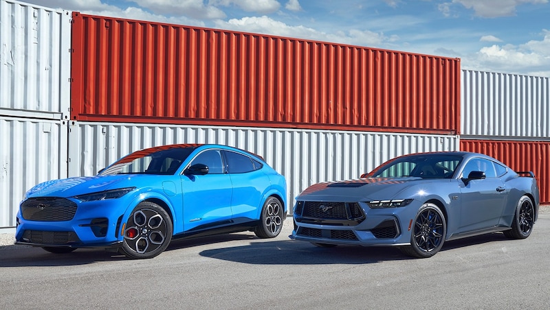 Der aktuelle Ford Mustang (rechts) und der elektrische Mustang Mach-E. Der Unterschied liegt nicht nur im Antrieb, sondern auch in der Street Credibility. (Bild: Ford)