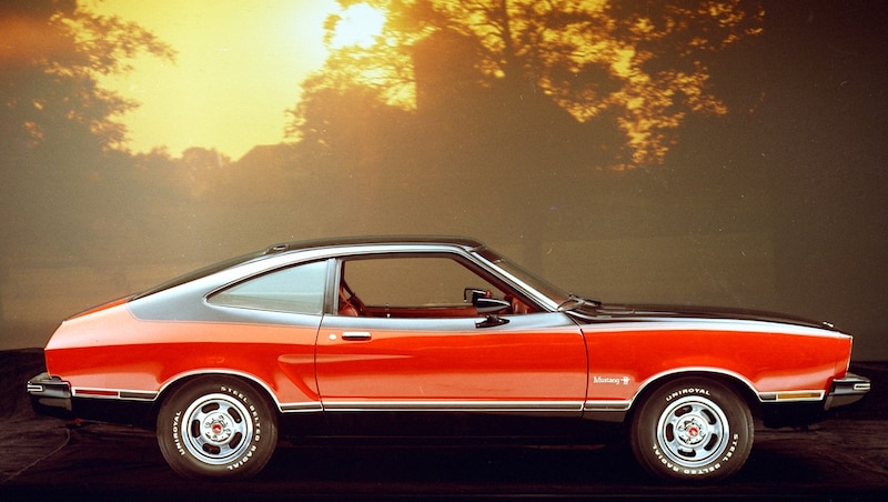 1973: Im Herbst debütiert der rundum erneuerte Mustang II mit kompakten Abmessungen (4,45 Meter Länge) als Coupé und Fastback. Hier das Modell von 1976. (Bild: Ford)