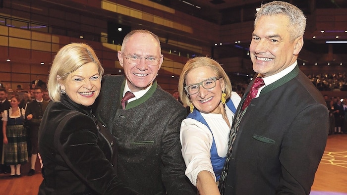 Geburtstagsparty zum 60er: Johanna Mikl-Leitner feiert mit Nehammer, Karner, Tanner und 2000 ...