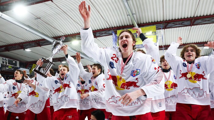 ... ließen die Red Bull Hockey Juniors ihren Emotionen freien Lauf.