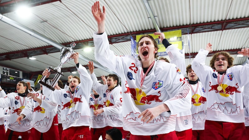... ließen die Red Bull Hockey Juniors ihren Emotionen freien Lauf. (Bild: GEPA pictures)