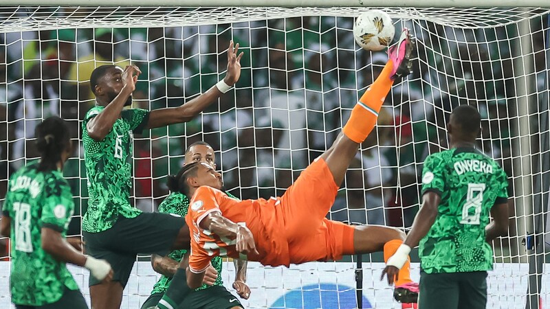 Haller mit dem Fallrückzieher.  (Bild: APA/AFP/FRANCK FIFE)