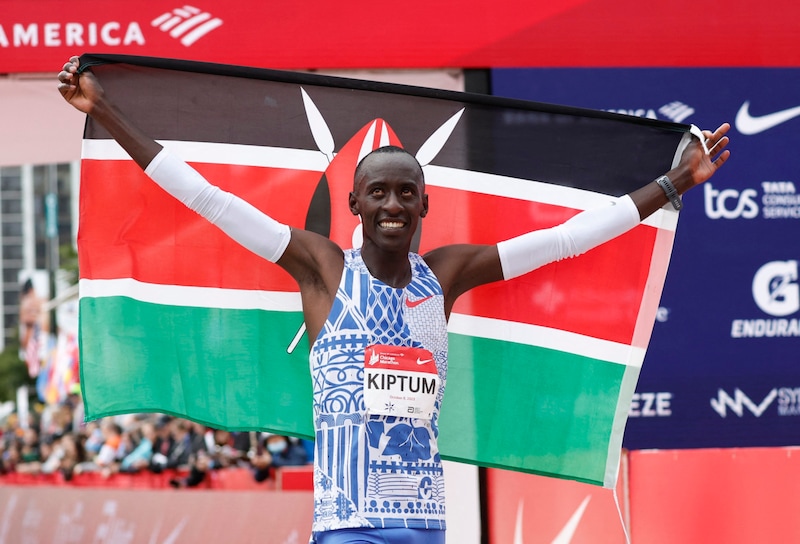 Kiptum hatte erst vor vier Monaten einen neuen Marathon-Weltrekord aufgestellt. (Bild: APA/AFP/KAMIL KRZACZYNSKI)