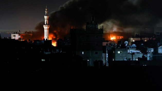 Kurtarma operasyonuna Refah'a yönelik yoğun hava saldırıları eşlik etti. (Bild: APA/AFP/SAID KHATIB)