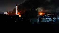 Die Rettungsaktion wurde von massiven Luftangriffen auf Rafah begleitet. (Bild: APA/AFP/SAID KHATIB)