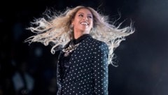 Beyoncé, die während des Super Bowls im Stadion in Las Vegas im Publikum saß, kündigte ein neues Album an. (Bild: AP Photo/Andrew Harnik, File)