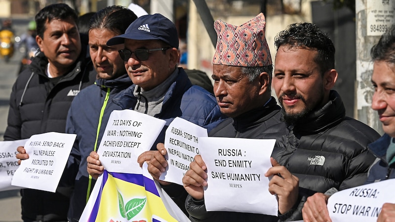 Nepalesen protestieren gegen die Rekrutierung ihrer Landsleute für die russische Armee. (Bild: APA/AFP/Prakash MATHEMA)