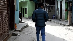 Dieser junge Nepalese hat an der Front überlebt, warnt aber seine Landsleute vor einem Engagement für die russische Armee: „Geht nicht hin!“ (Bild: APA/AFP/Prakash MATHEMA)