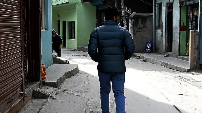 Dieser junge Nepalese hat an der Front überlebt, warnt aber seine Landsleute vor einem ...