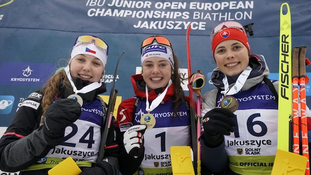 Anna Andexer (M.) gewann bei der Junioren-EM in Polen zweimal Gold und einmal Bronze. (Bild: Koksarovs/IBU)
