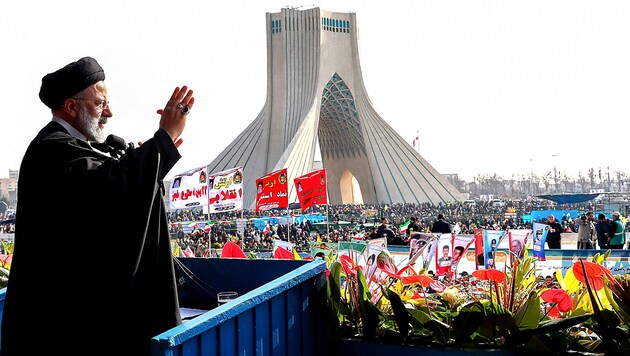 Ebrahim Raisi iráni elnök az iszlám forradalom évfordulója alkalmából tartott beszédében. (Bild: APA/AFP/Iranian Presidency)