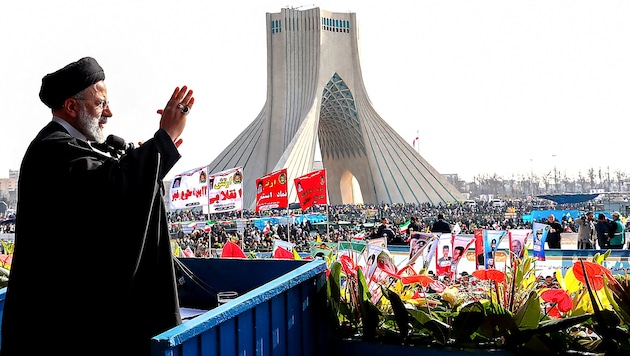Irans Präsident Ebrahim Raisi während seiner Rede anlässlich des Jahrestages der Islamischen Revolution (Bild: APA/AFP/Iranian Presidency)