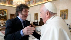 Von links: Argentiniens Präsident Javier Milei und Papst Franziskus (Bild: AFP)