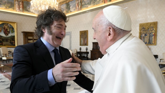 Balról: Javier Milei argentin elnök és Ferenc pápa. (Bild: AFP)