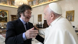 Von links: Argentiniens Präsident Javier Milei und Papst Franziskus (Bild: AFP)