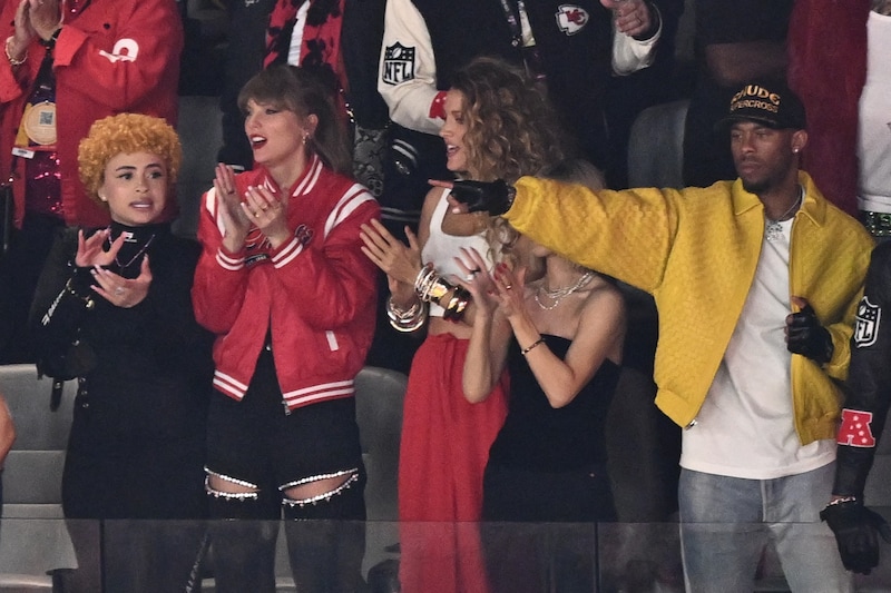 Taylor Swift feierte mit Ice Spice, Blake Lively und Ashley Avignone. (Bild: APA/AFP/Patrick T. Fallon)