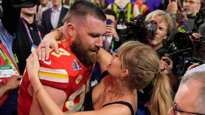 Travis Kelce und Taylor Swift sind seit rund einem Jahr ein Paar. (Bild: APA/ John Locher)