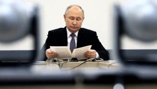 Wladimir Putin ist für seinen nicht gerade zimperlichen Umgang mit kritischen Medien bekannt. (Bild: AP)