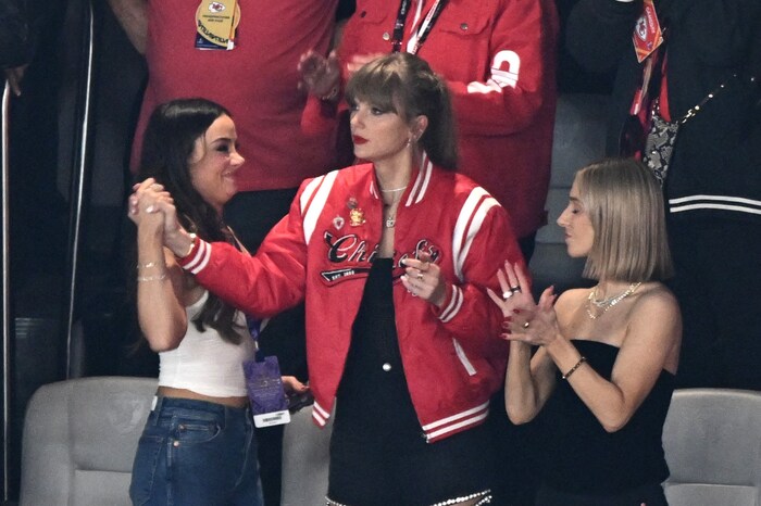 Als Highlight zu Taylors All-Black-Outfit diente die knallrote maßgeschneiderte Jacke.