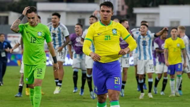Fassungslosigkeit bei den Brasilianern, Jubel bei den Argentiniern im Hintergrund (Bild: Associated Press)