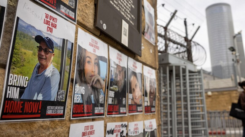 Auf einer Wand in Tel Aviv, auf der Fotos von Geiseln aufgehängt sind, wurde auf das Bild von Louis Har „gerettet“ gekritzelt.  (Bild: AFP )