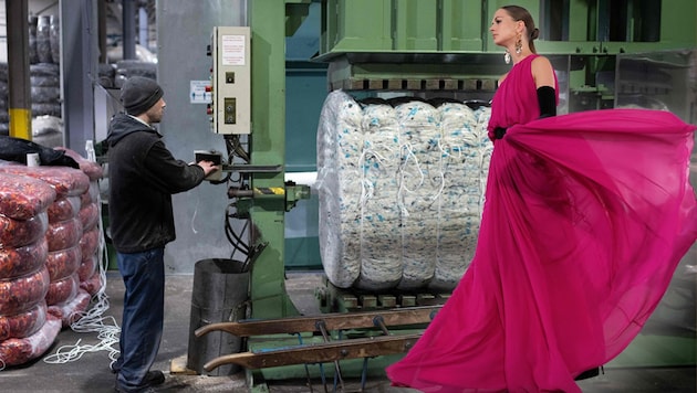Weltweit wird nur 1 Prozent aller Textilien wiederverwertet. Ein neues Forschungszentrum in Tulln soll die „vorbildliche“ Österreich-Quote von 17 Prozent nun drastisch erhöhen. (Bild: AFP/Oli Scarff, Reuters/Andrew Kelly, Krone KREATIV)