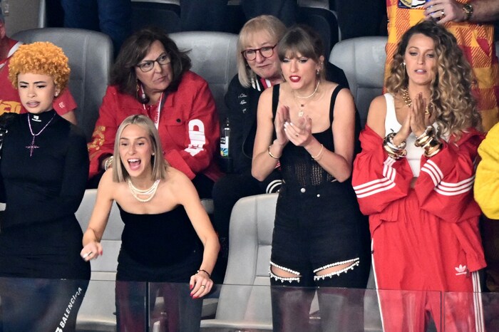 Blake Lively zog in einem knallroten Tracksuit alle Blicke auf sich.