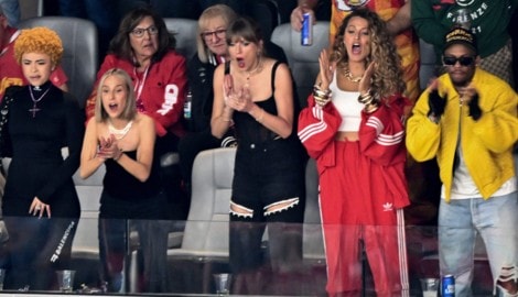 Superstar Taylor Swift (3.v.r.) neben ihrer Freundin Blake Lively (2.v.r.) beim Super Bowl (Bild: APA/AFP/Patrick T. Fallon)