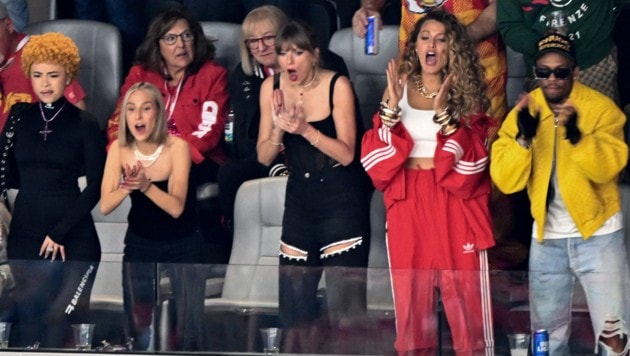 Superstar Taylor Swift (3.v.r.) neben ihrer Freundin Blake Lively (2.v.r.) beim Super Bowl (Bild: APA/AFP/Patrick T. Fallon)