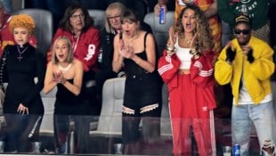 US-Popstar Taylor Swift (3.v.l.) und Schauspielerin Blake Lively (2.v.r.)