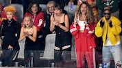 US-Popstar Taylor Swift (3.v.l.) und Schauspielerin Blake Lively (2.v.r.)