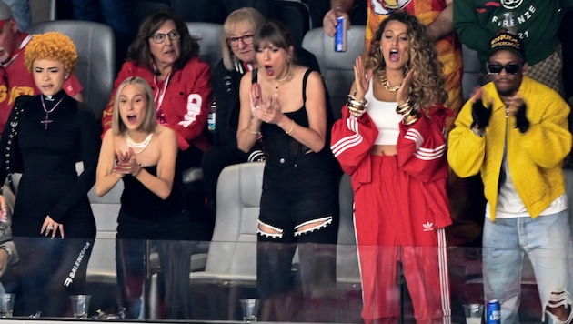 Blake Lively jubelte neben Taylor Swift in einem roten Tracksuit und sorgte damit für einen unvergesslichen Stylingmoment. (Bild: APA/AFP/Patrick T. Fallon)