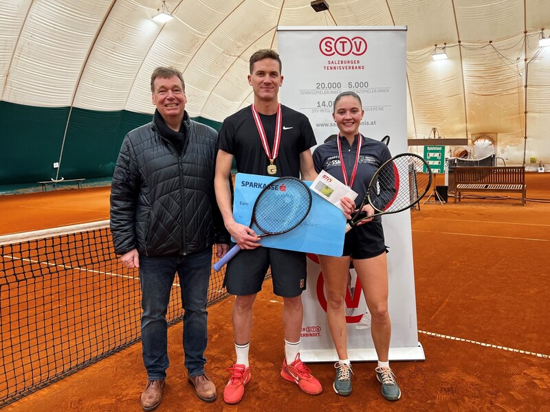 Die siegreichen Emma Leitner und Gabriel Schmidt mit Christian Zulehner, dem Präsidenten des Salzburger Tennisverbandes.  (Bild: Alex Mozgovoy)