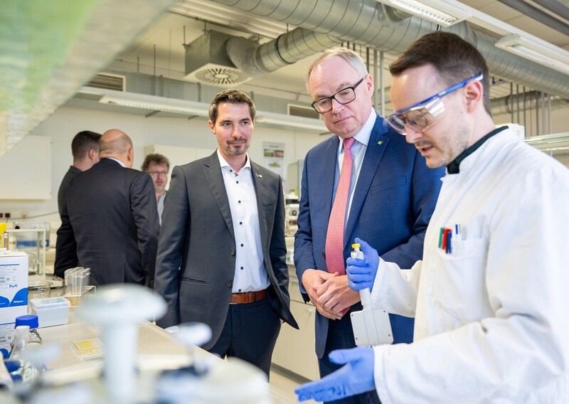 Pernkopf und Zentrumleiter Christoph Schimper im Technopol-Labor. (Bild: NLK/Pfeffer)