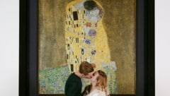 Bussi, bussi unter dem Klimt-Gemälde (Bild: Ivory Rose Photography)